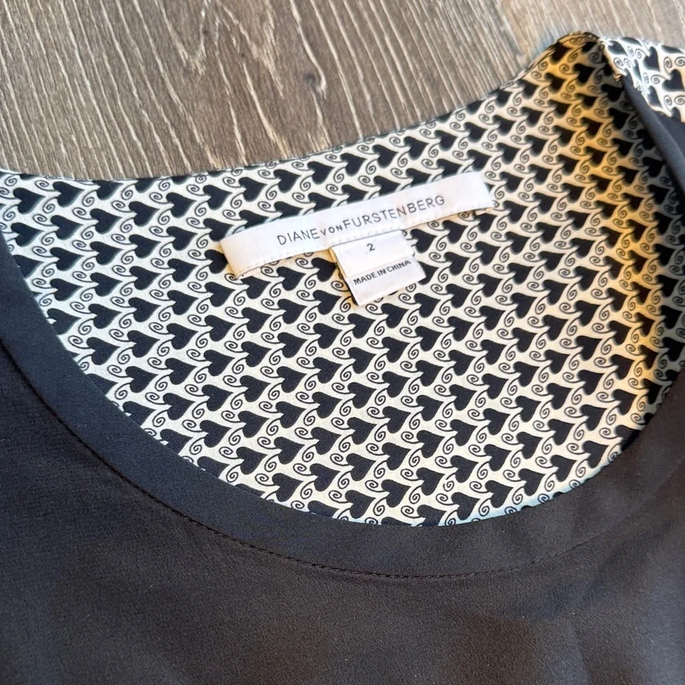 Diane Von Furstenberg Heart Print 100% Silk Blouse size 2 hearts SL0313 - Picture 2 of 5